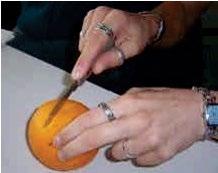 Llambë portokalli Material: Portokalli, vaj rapsi, shkrepëse, thikl kuzhine, pjatë Eksperimenti: 7.