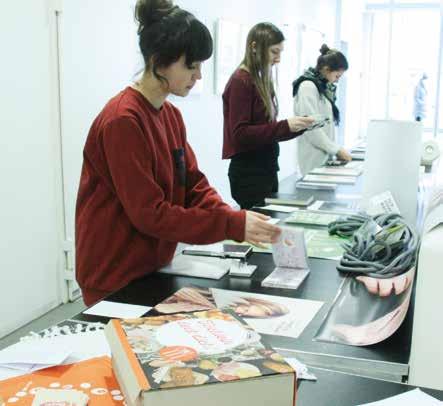 Ausstattung und Betreuung Das Gebäude L der er hat viel zu bieten: Computerlabore kalibrierbare Profi-Laserdrucker Großformat-Plotter eine Siebdruckwerkstatt eine Buchbindewerkstatt Foto- und