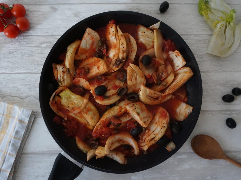 Geschmorter Fenchel in Tomatensauce Zucchini-Karotten Rösti mit Kräuterquark Zutaten für 1 Portion (wird 2 mal frisch zubereitet): ¾ Fenchelknolle ½ Knoblauchzehe ½ Dose gestückelte Tomaten (200g)