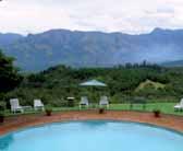 Jedes der 39 luxuriösen Zimmer hat einen privaten Balkon mit Blick auf die Drakensberge. Im Garten ist ein Swimmingpool.