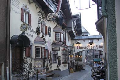 Das Wahrzeichen von Kufstein thront erhaben in der Mitte der Stadt. Historisches Flair am grünen Inn umgeben von der Tiroler Bergwelt in der Festungsstadt Kufstein.