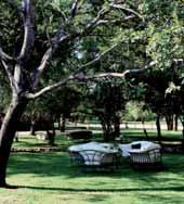 Die luxeriöse Lodge bietet eine Boma, 3 Lounges, 2 Bars sowie einen Pool, umgeben von einem wunderschönen Garten. Internetanschluss vorhanden.