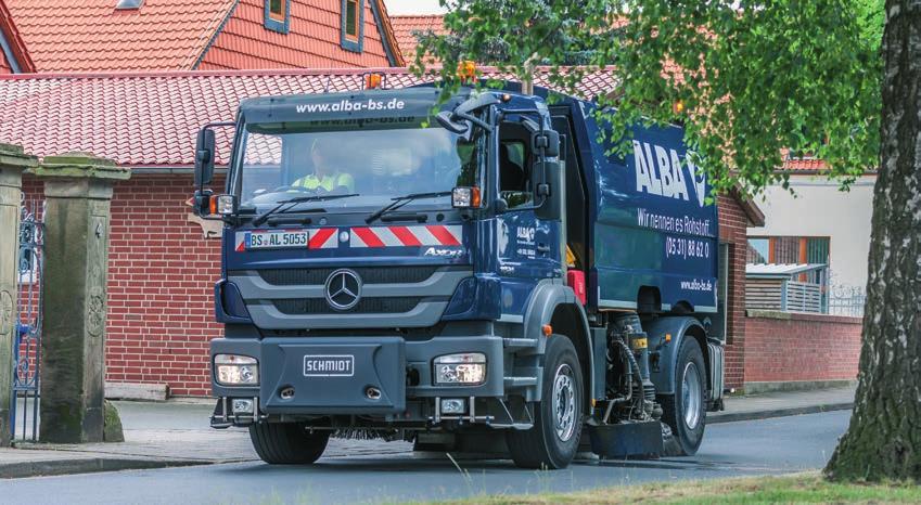 Weg mit Laub, Wildkraut und Verunreinigungen! Auf Straßen und Gehwegen, auf denen wir nicht kehren, sind die Grundstückseigentümer für die Reinigung selbst verantwortlich.