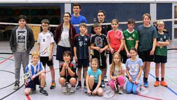 Turnen Neues aus dem Badmintonlager Madelaine Tetzel-Feldhaus Auch in diesem Jahr sind wieder Erfolge zu vermelden. Bei den Kreismeisterschaften konnte Jonas Mörz (U17) Kreismeister werden.