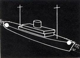 1 Bei einer Fahrzeuglänge von weniger als 50 m Bei Nacht: ein weißes Rundumlicht mittschiffs an der Fahrwasserseite oder an dem am weitesten zum Fahrwasser reichenden Ende, möglichst in
