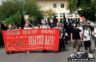 138 Rechtsextremismus Steigende Teilnehmerzahlen in Bad Nenndorf stischen Netzwerk Nord. Bis zum Jahr 2030 wurden weitere Demonstrationen bereits angemeldet.