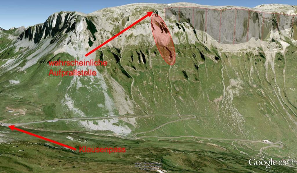 Abbildung 5: Unfallstelle aus Blickrichtung Nord mit Flugweg des Segelflugzeuges und Trümmerfeld (rot markierter Bereich). 1.