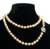 8 Sehr feine Perlenkette. 350,- Ca 90 Perlen geknotet mit feinem Lüster in leicht barocker Form.