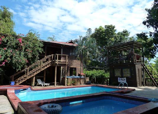 Das Mango Inn: Ein Pool, schöne Zimmer, viel Holz Betonpaläste sucht man hier vergebens. eine Dusche teilen müssen.