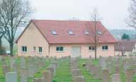 Bau und Pflege Der Volksbund Deutsche Kriegsgräberfürsorge hat die Gräber von etwa zwei Millionen Kriegstoten, die auf 827 Friedhöfen in 45 Ländern ruhen, in Obhut.