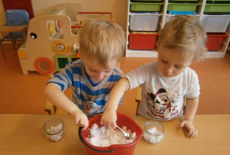 Aktuell sind bei den Marienkäfern die Lieder: Hoch am Himmel und Die Räder vom Bus. Beim Zählen, z. B. der Kinder oder beim Erfassen von Formen, wird das mathematische Wissen gefördert und gefordert.