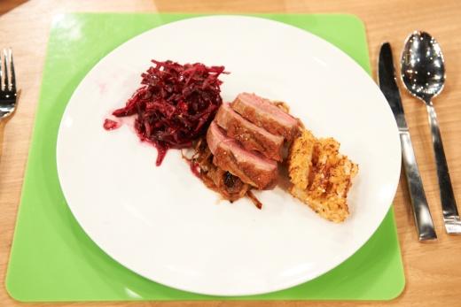 Ingo Haussmann Entenbrust mit Rotkohl-Salat und Kohlrabi-Stiften im Parmesanmantel Für die Entenbrust: 2 Entenbrüste, ca.