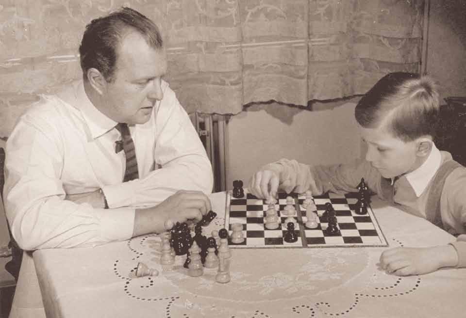 14 mit seinem Sohn beim Schachspiel in den