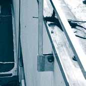 12 DER UVV BAUARBEITEN (BGV C 22) Auch für Flachdächer ist der Einsatz einer Absturzsicherung ab einer Dachhöhe von drei Metern zwingend