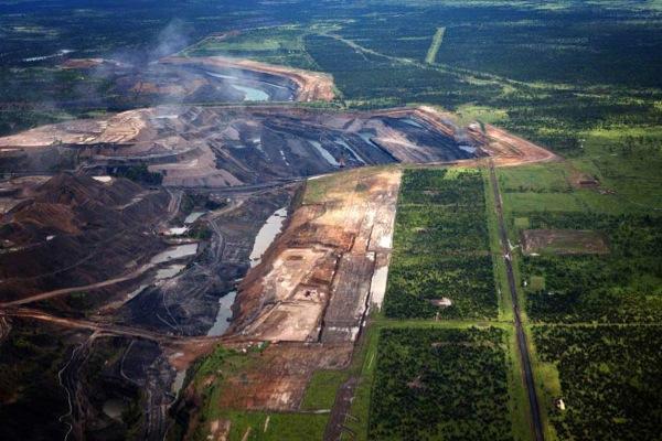 Kolumbien Tagebau Carmichael 2014 wurden 75.1 Mio.t Kraftwerkskohle und 2.5 Mio.t Kokskohle exportiert, 1.2 Mio.t mehr als 2013. Cerrejon hatte einen Anteil von 34.2 Mio.t, Drummond exportierte 21.