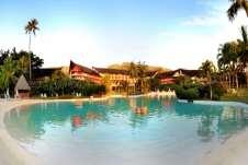 Hotel: Moderne tropische Resort Anlage direkt an einer türkisfarbenen Lagune mit kleinem weißen Sandstrand.
