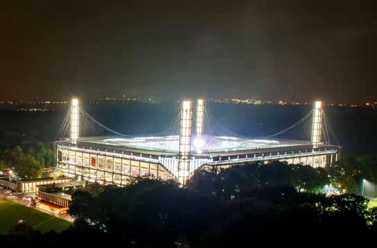 Heute ist die Arena nicht nur als Bundesligastadion und Schauplatz für sportliche sowie kulturelle Großereignisse bekannt, sondern aufgrund seiner außergewöhnlichen Gestaltung mit den vier