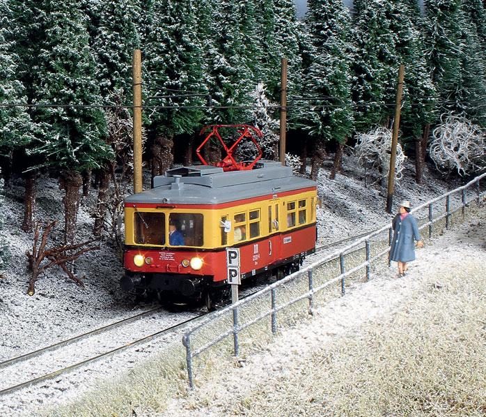 Winter auf der H0-Anlage Lichtenhain Cursdorf Der erste Schnee Rechts: Mit typischem Gebrumm fährt der
