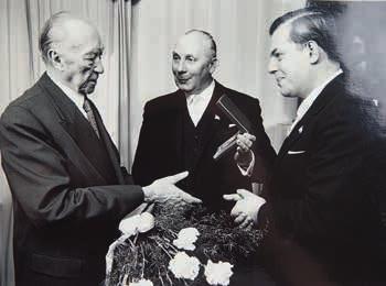 1949 war der Große Kölner Theo Röhrig der erste Prinz Karneval nach dem Krieg. Sein Motto lautete: Frieden und Freude. Dr. Konrad Adenauer mit Heinz-Helmut Simon Am 13.