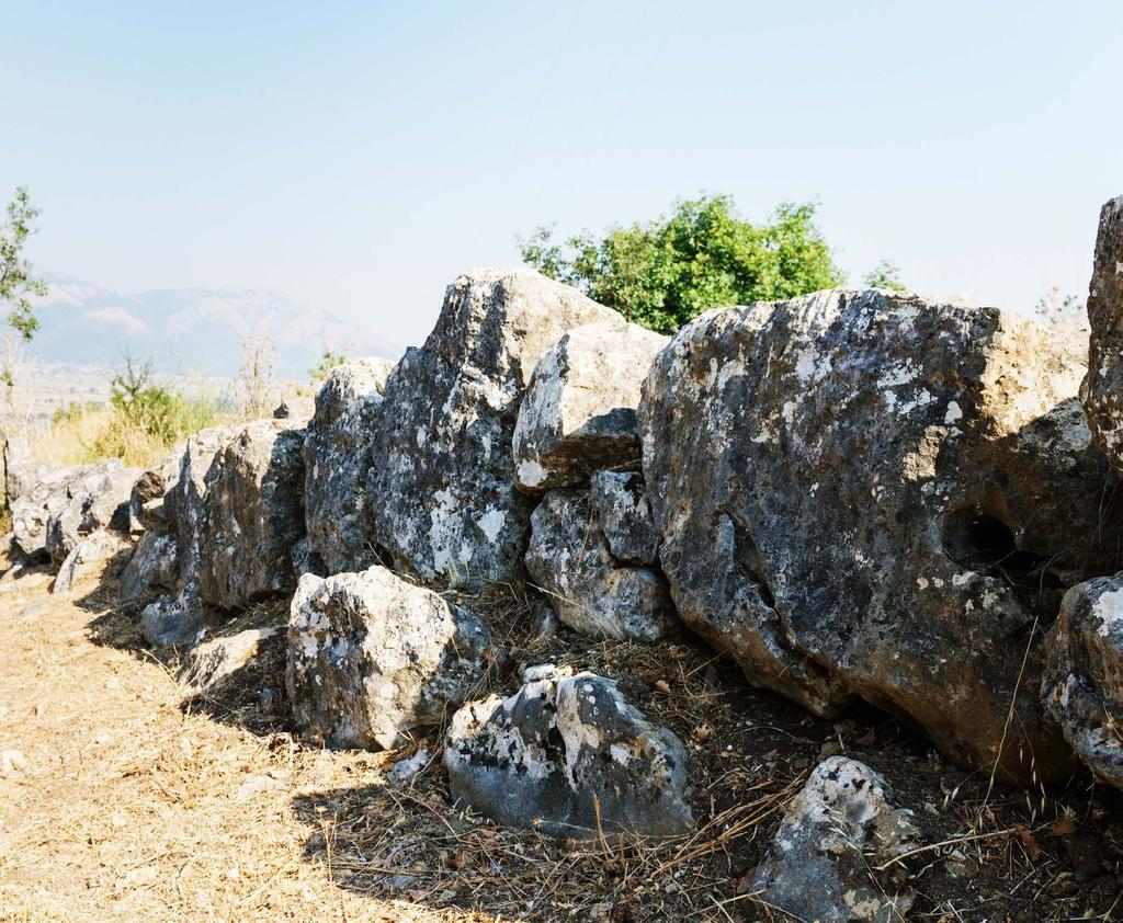 Zyklopenmauern Vor dir kannst du die Reste der megalithischen Mauer aus der vorrömischen Zeit sehen, die schon immer Geschichtsforscher, Archäologe und Gelehrten neugierig gemacht haben.