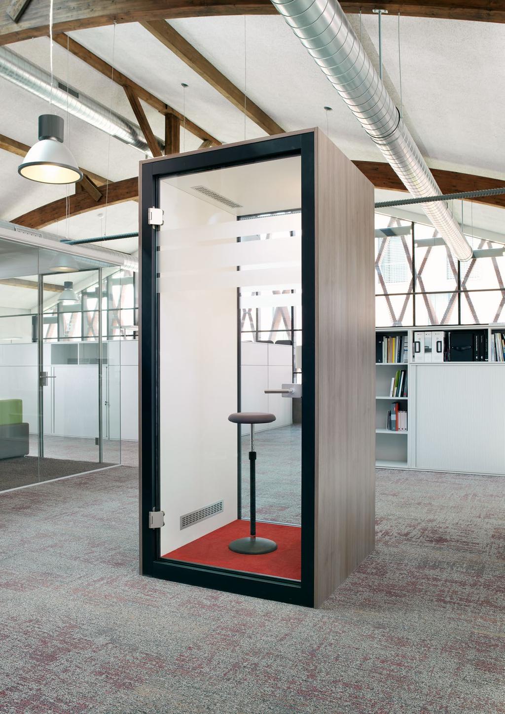 Kelmö Box Komfortabler Rückzugsort Das Raum-in-Raum-System bietet im Grossraumbüro den idealen Rückzugsort für ungestörtes Telefonieren oder Gespräche im kleinen Rahmen.