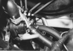 Wasserkreislauf (Bild 6 und Skizze 2) Wasservorlaufschlauch vom Fahrzeugmotor zum Wärmetauscher hinter dem Bogen am Motoranschluß trennen. Der Bogen am Motoranschluß zur HYDRONIC verdrehen.