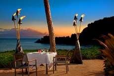 Im Hotel findet auch mehrmals wöchentlich ein Hawaii Luau mit Köstlichkeiten aus dem Erdofen und Grill mit frischen Beilagenund Salate Büffet statt.