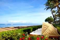 Das Resort ist bekannt für die einmalige- Lage und Sonnenuntergänge. Tropische Gartenlandschaft mit großen Erlebnis- Swimmingpool vor dem langen Sandstrand.
