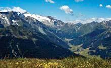 Genusswanderung über dem Tuxer Tal Herbert Grasl Almböden unter den Grinbergspitzen Der Reiz dieser Wanderung liegt in ihrer Nähe zum felsigen und vergletscherten Hochgebirge des Alpenhauptkamms,