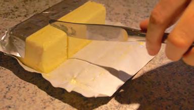 abschneiden Butter in Pfanne geben