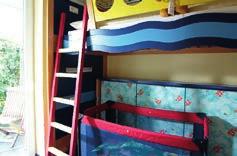 Kinderschlafzimmer mit Etagenbett, Sitzecke, Farb-TV, Telefon, Babyfon, Mikrowelle, Kühlschrank und Terrasse
