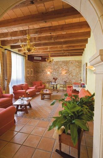 Der besondere Tipp für G our-med-leser Gemütlich: Halle im Hotel Binibona Natural Parc Jedes der 12 Zimmer ist individuell eingerichtet, einige bieten separate Balkons und Terrassen.