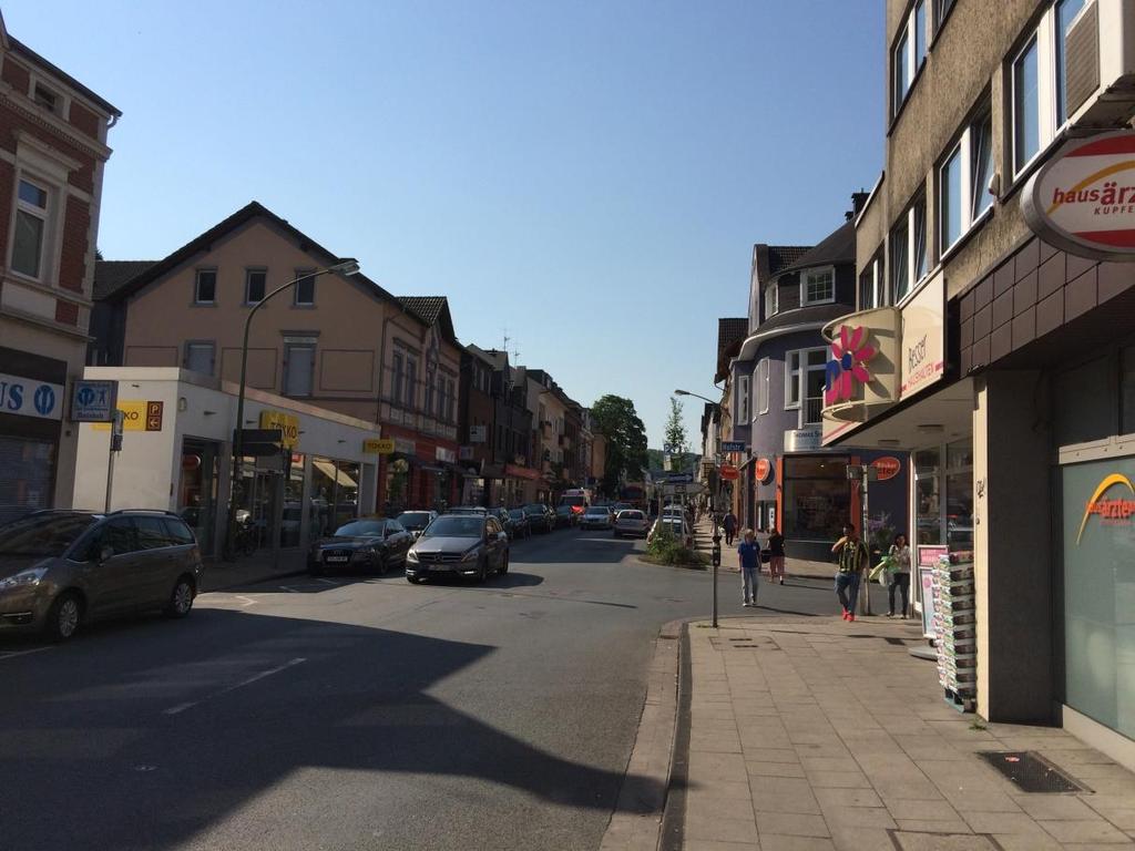 her Straße zwischen der Sandstraße im Norden und der Straße Dixbäume im Süden. Außerdem gehören die von der Kupferdreher Straße westlich abzweigenden Bahn- und Hofstraße zum Zentrum.