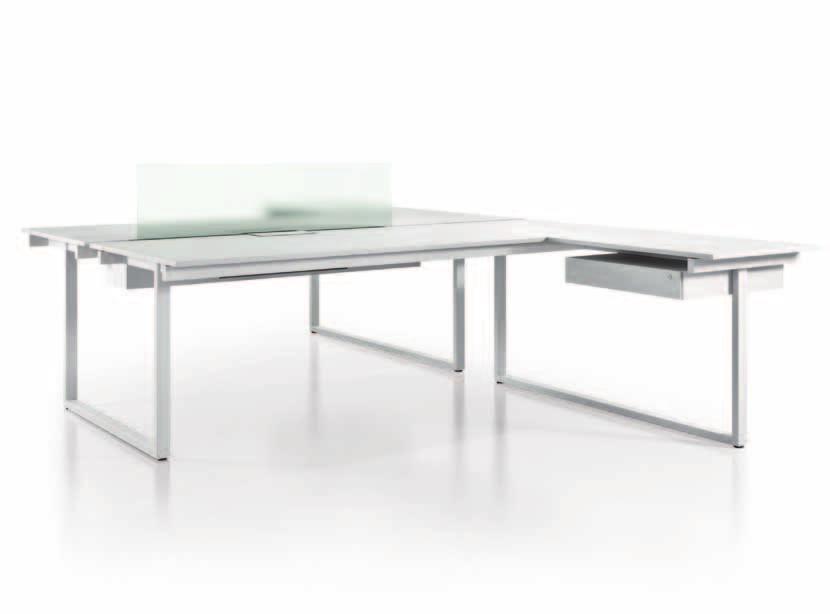 scrivania: struttura e accessori in metallo verniciato bianco, piani in melamminico bianco, screen in vetro extrachiaro acidato entrambi lati.