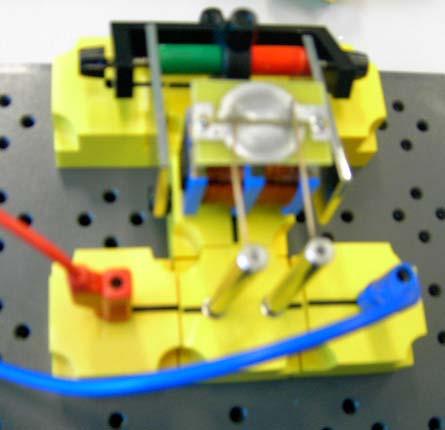 Modell eines Gleichstrommotors Der Versuch zeigt die prinzipielle Wirkungsweise eines Gleichstrommotors Materialliste: Netzgerät, 1 Schalttafel, 1 STB-Schalter EIN-AUS, STB-Verbindungen, 2 STB-