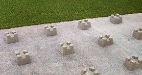 Zaunpfosten-Fundamentsteine sorgen für die Standfestigkeit von Gartenspinne,