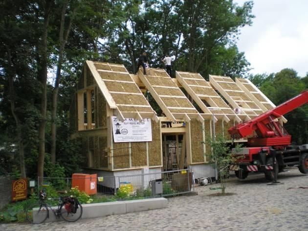 Das 6. Jahr! Die wichtigsten Neuigkeiten zu Beginn: Wir haben ein Haus! Es ist ein ökologisches Strohballenhaus, das heißt die Holzständerwände wurden mit speziell verpressten Strohballen ausgefacht.