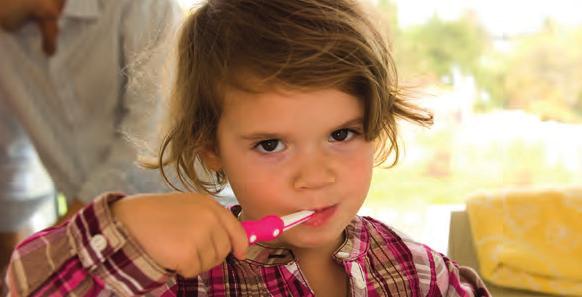 Der kurze, kompakte Griff hilft dabei wie die Großen Zähne zu putzen. Mit dem dritten Geburtstag haben alle Milchzähne ihren Platz gefunden.