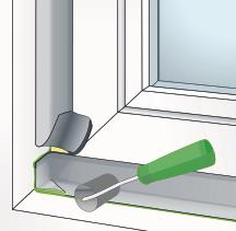 Fenster montieren und die Wärmedämmung in die Fensteranschlussfuge einbringen. Wir empfehlen den illbruck Fensterschaum +.