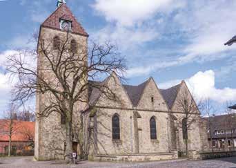 1 Die Kirche entstand in drei großen Bauphasen. Um 1509 existierten nur der polygonale Chor (5/8), das erste Joch sowie ein Turm.
