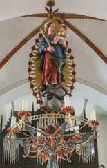 Zum Chor hin erscheint Maria in einem Rosenkranz, nach der Offenbarung des Johannes auf einer Mondsichel und einer Schlange stehend. Zum Turm hin wird die Hl.