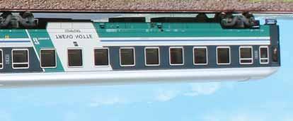 Set ICN composto da due carozze a cuccette Tipo UIC-X Treno Notte Comfort (T4) con porte blu e una carrozza letti Tipo MU.
