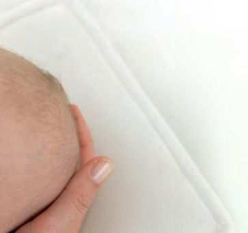 Denn die Verwendung von Kopfkissen wurde, genau wie Bauch- und Seitenlage des Säuglings, als zusätzlicher Risikofaktor bei der Entstehung des plötzlichen Kindstodes erkannt.