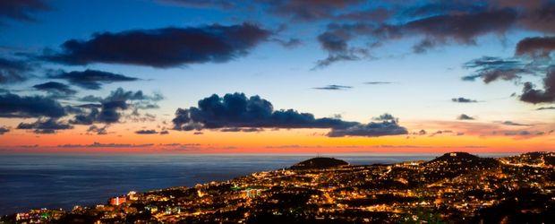Feuerberg mit Feuerwerk: Silvester auf Madeira 4*-Hotel mit Panoramablick auf das Feuerwerk in Funchal Jahreswechsel auf Madeira Giuseppe Moscarda, Fotolia.