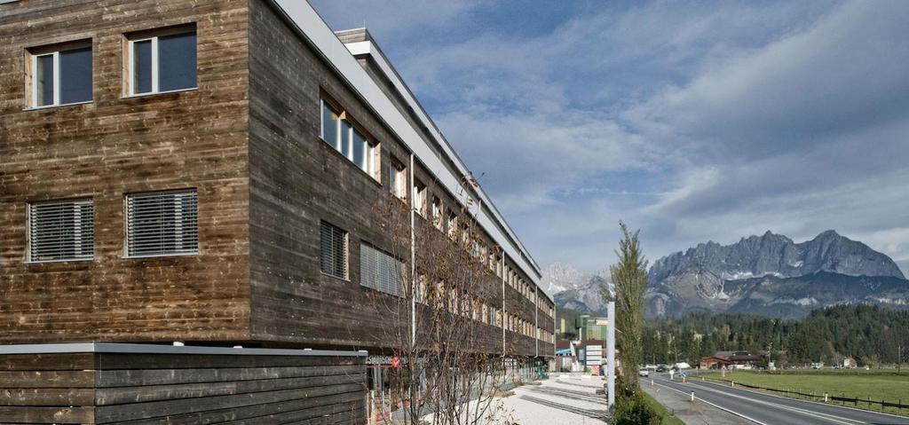 PROJEKTBESCHREIBUNG Der zukunftsorientierte Aktivbürohauskomplex ARCHENEO liegt an der Bundesstrasse 161 zwischen Oberndorf in Tirol und Kitzbühel.