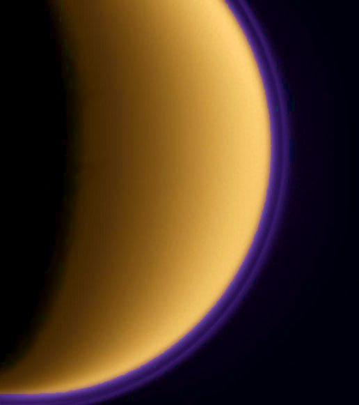Titan, der zweitgrößte Mond des Sonnensystems, hat sogar eine Atmosphäre Im Gegensatz zum Jupiter, der vier große Monde hat, hat der Saturn nur einen großen Mond, den zweitgrößten Mond unseres