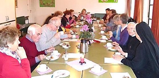 November 2018 Rückblick 2017 Im Pfarrheim der Pfarrei Maria Himmelfahrt konnte Dekanatsleiterin Maria Graf 17 Teilnehmer zum jährlichen Bezirkstreffen am 20.