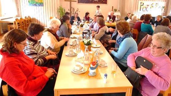 Nach der Ölbergandacht in der Jakobuskirche setzen sich die Teilnehmer im Pfarrheim bei Kaffee und Kuchen zusammen.
