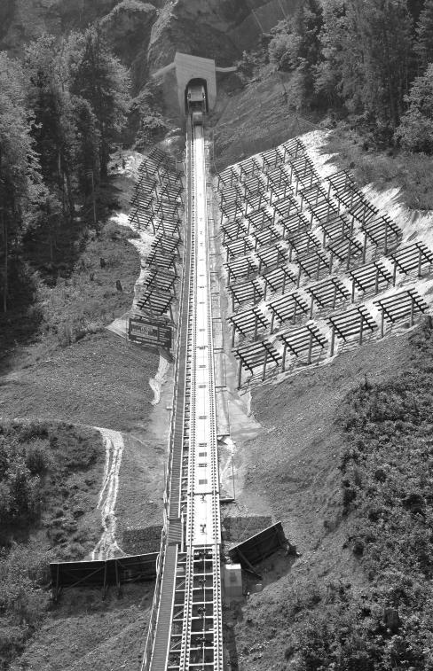 ERSCHLIESSUNG STOOS TRASSEEBAU IM MITTELPUNKT Nachdem die drei Tunnel auf der Strecke zwischen der Talstation und der Bergstation fertiggestellt wurden, konzentrieren sich nun die Arbeiten auf den