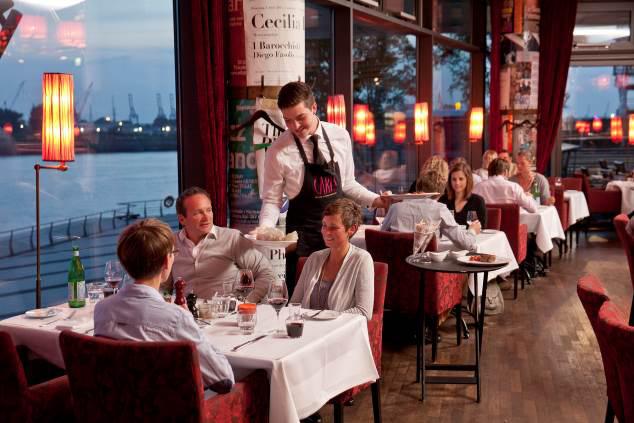 CARLS BRASSERIE CARLS Brasserie vereint typisch französische Brasserie-Kultur mit dem großartigen Hamburger Hafenpanorama und direktem Blick auf die